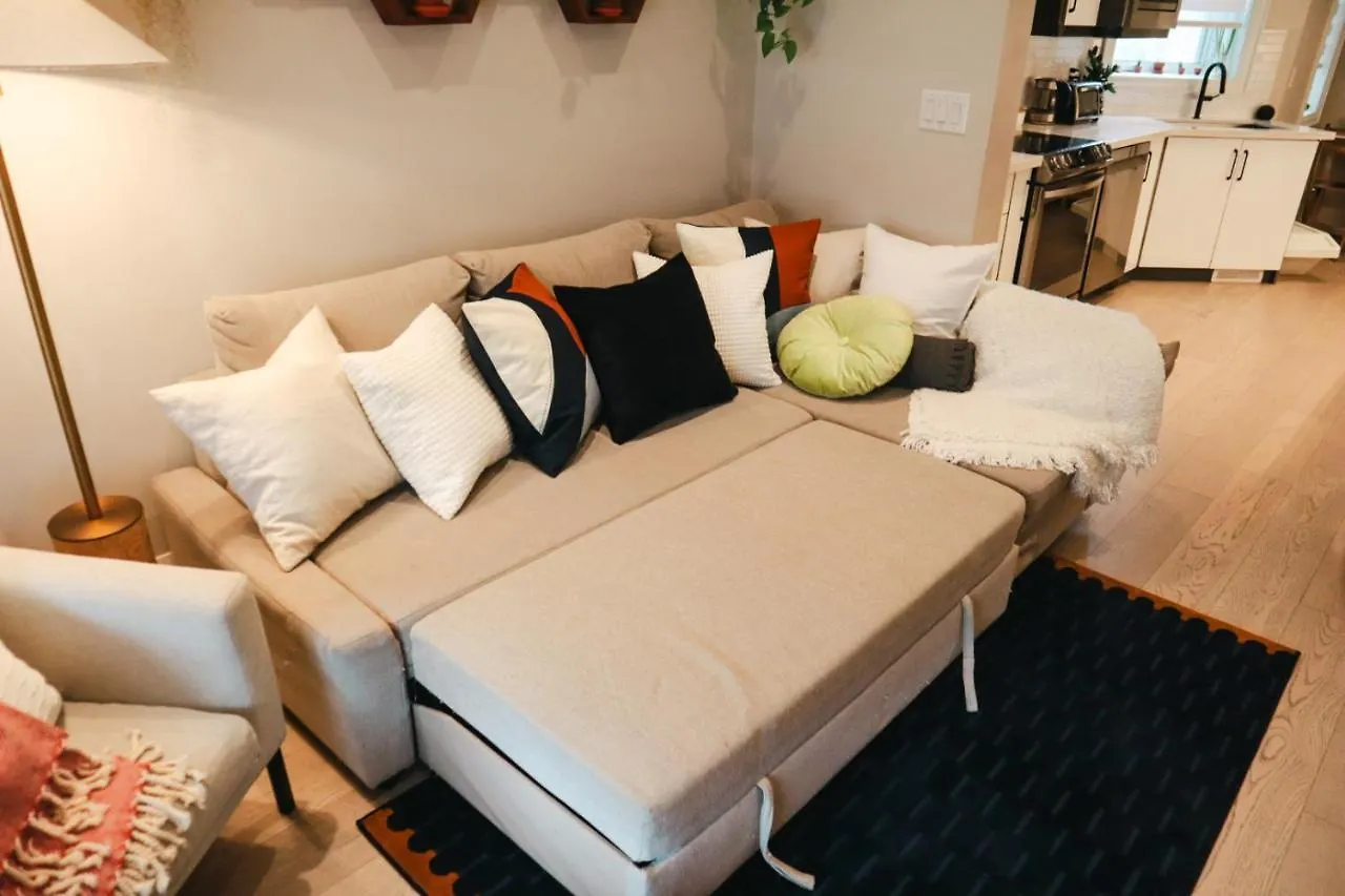 Toronto Junction Hideaway Apartment 0*,  Canada
