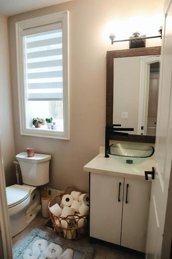 Toronto Junction Hideaway Διαμέρισμα 0*,